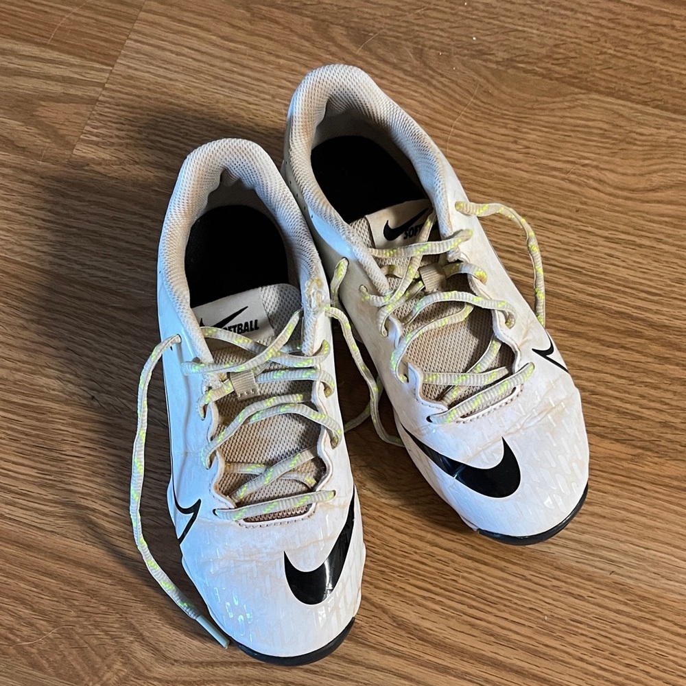 Nike Kids White and Black Softball cleats in 4y